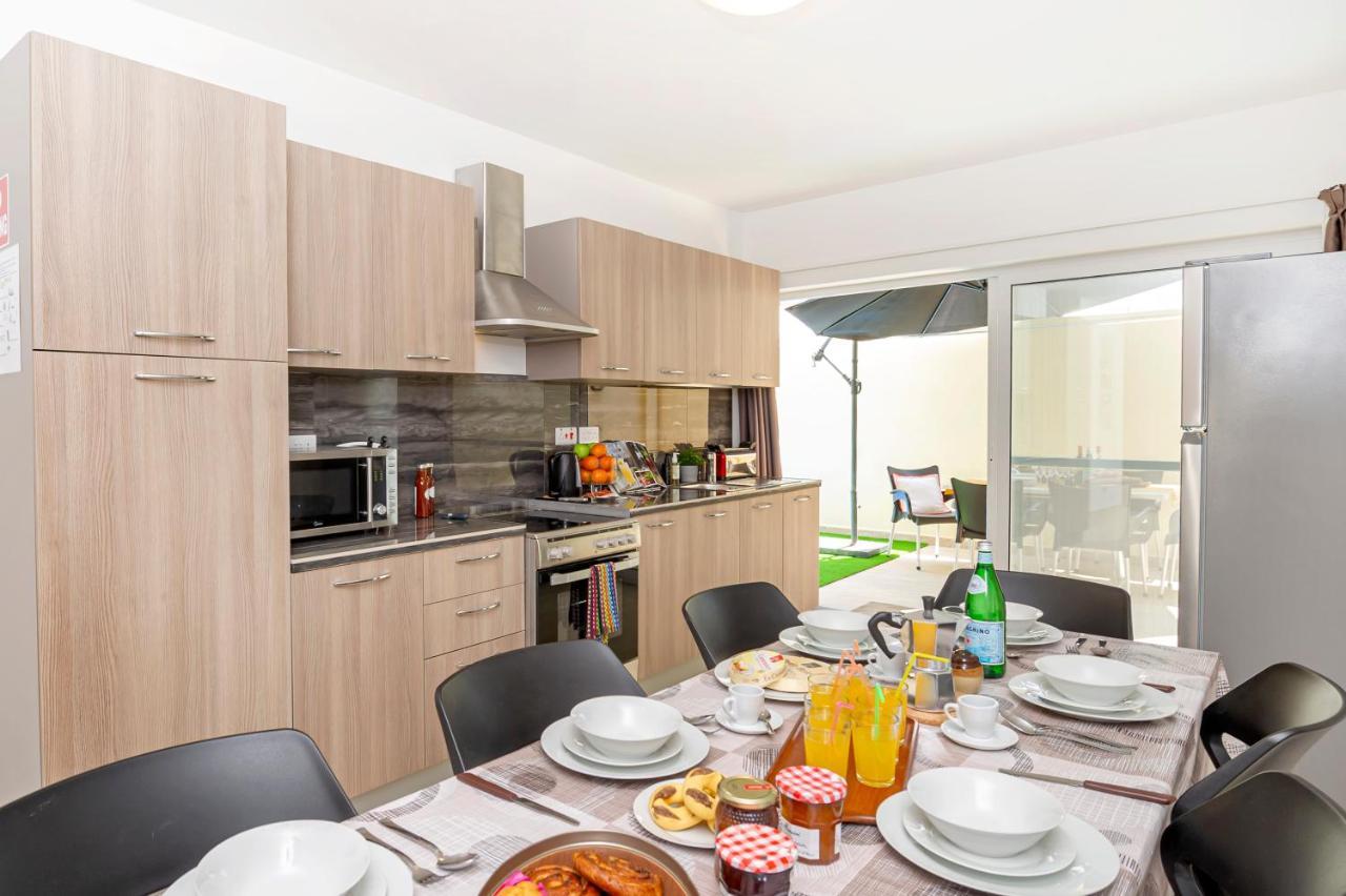 Summer Breeze 3 Bedroom Family Maisonette With Sunny Terrace In Mellieha - By Getawaysmalta エクステリア 写真